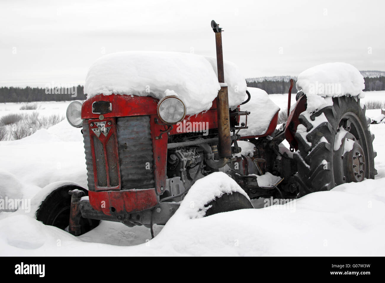 Snowbound antico trattore in un paradiso per gli sport invernali Foto Stock