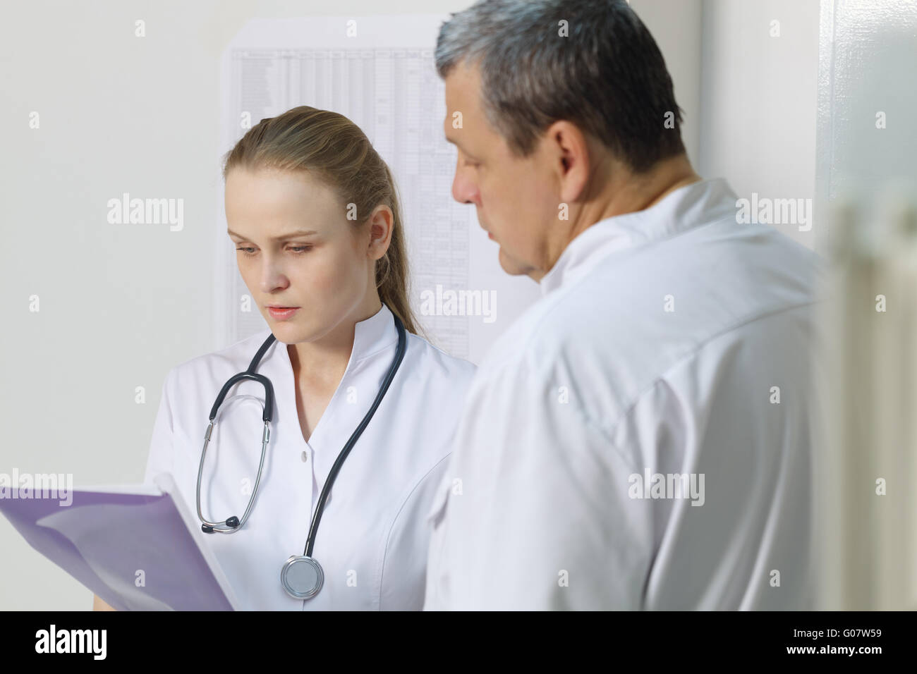 L'infermiera ha riferito al medico di esami medici. Foto Stock