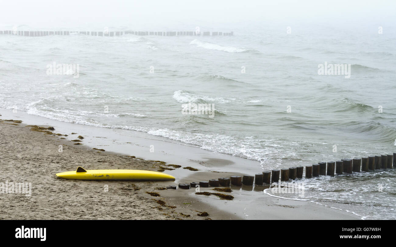 Il giallo della tavola da surf giacenti presso la riva sulla spiaggia Foto Stock