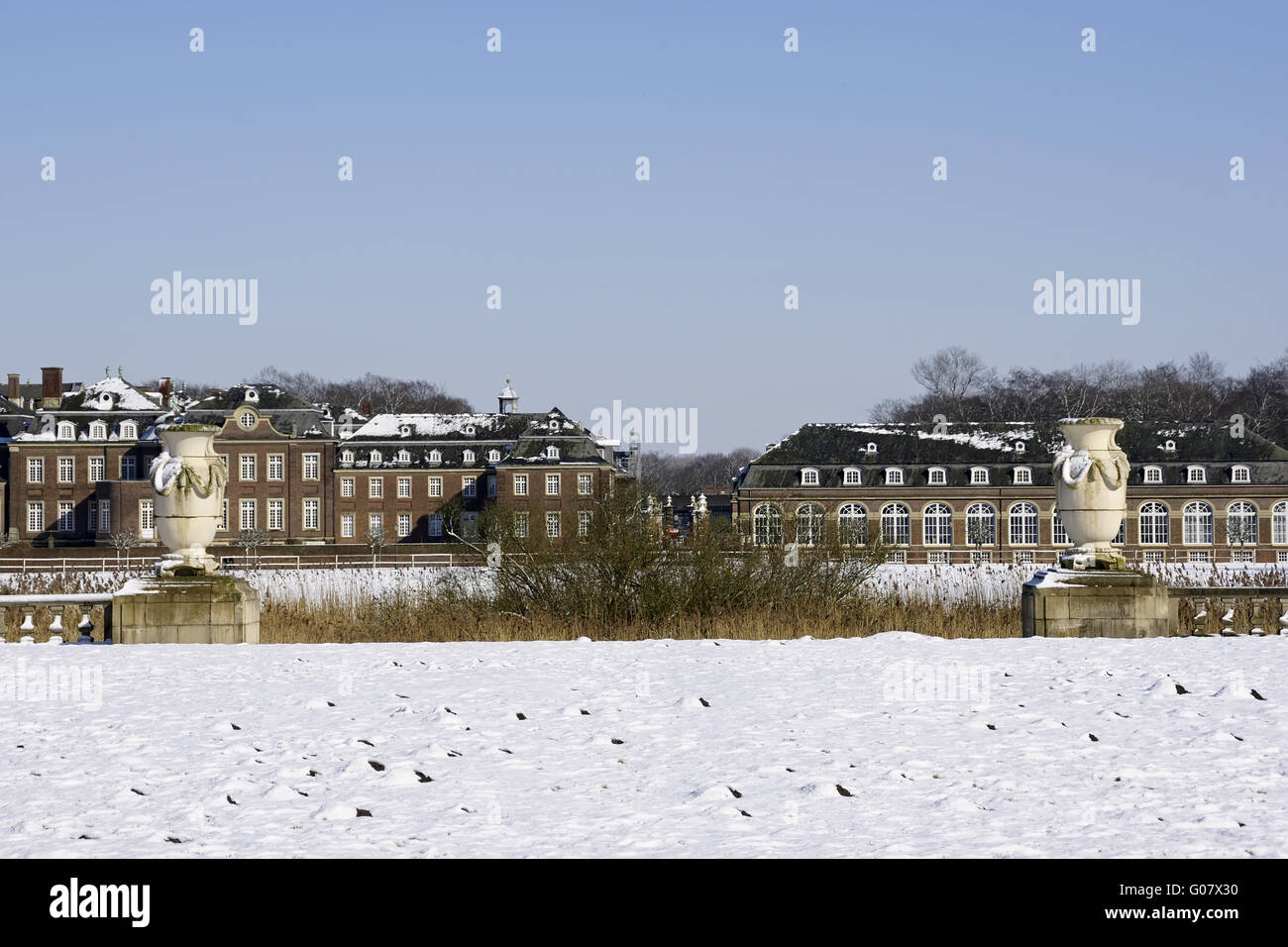 Castello Moated Nordkichen - coperte di neve, Germania Foto Stock