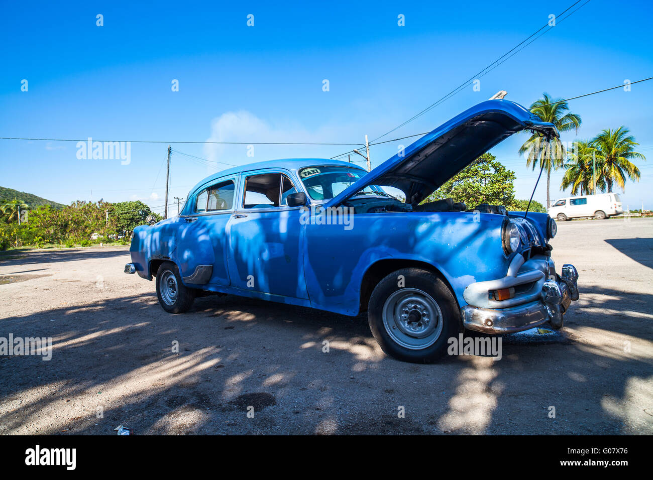 Caraibi Cuba auto classica con cofano aperto 2 Foto Stock