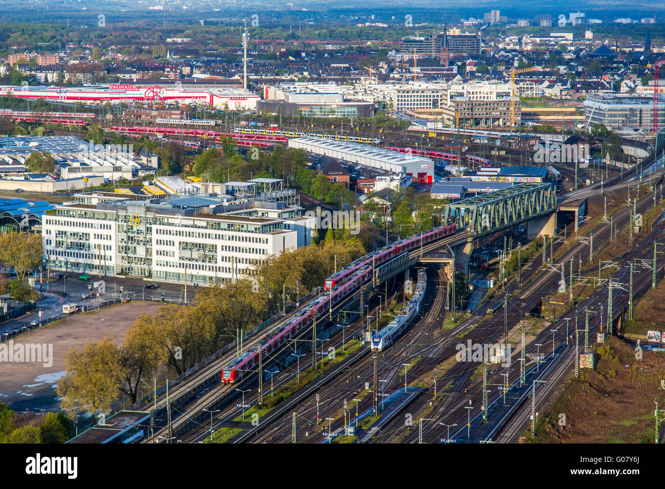 La fiera di Colonia e dalla stazione ferroviaria Deutz in Deutz di Colonia, Germania Foto Stock