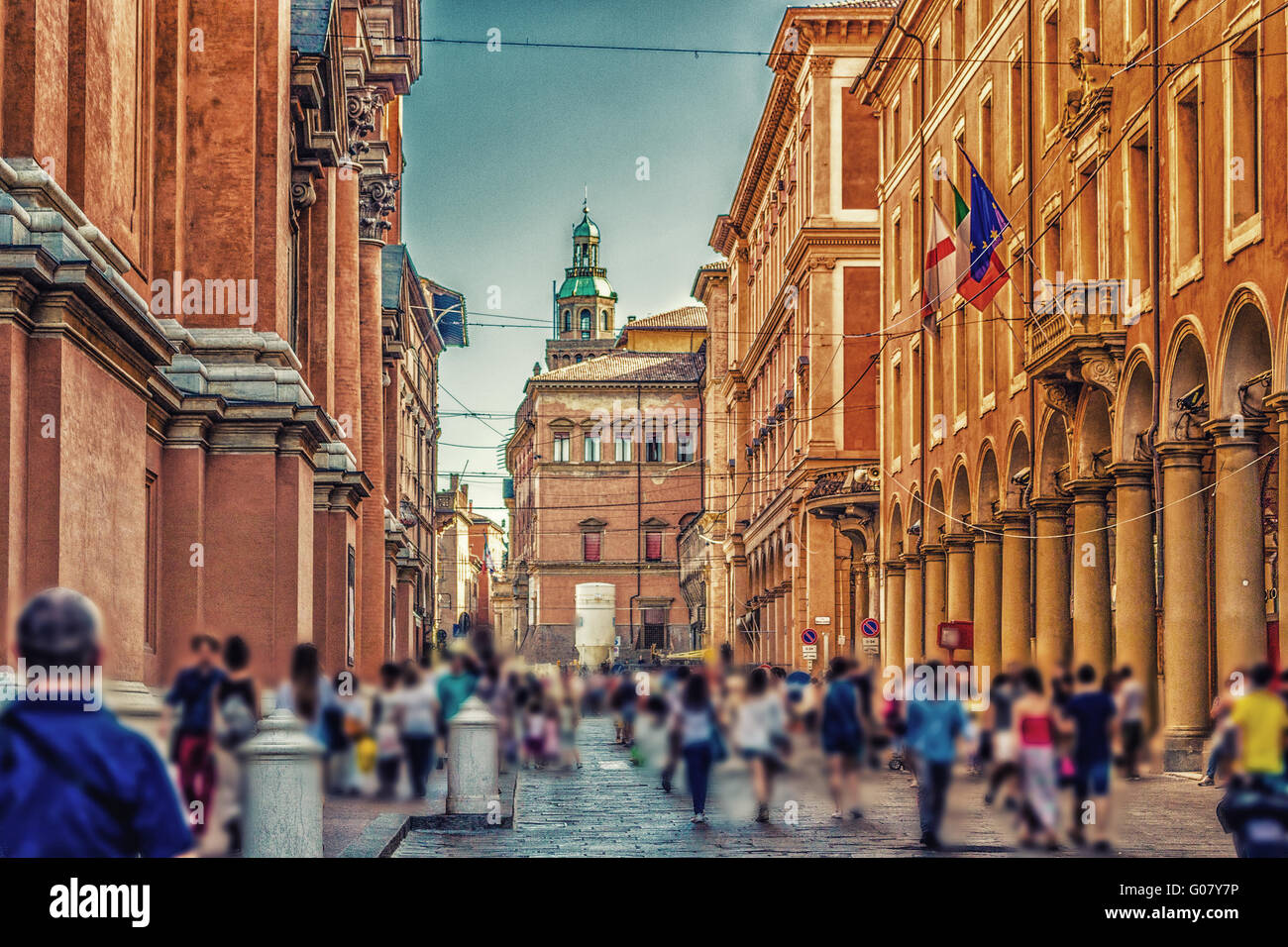 Moderno e vecchi sentimenti insieme mentre si cammina attraverso vicoli, portici e gli antichi edifici del centro storico di Bologna in Italia settentrionale Foto Stock