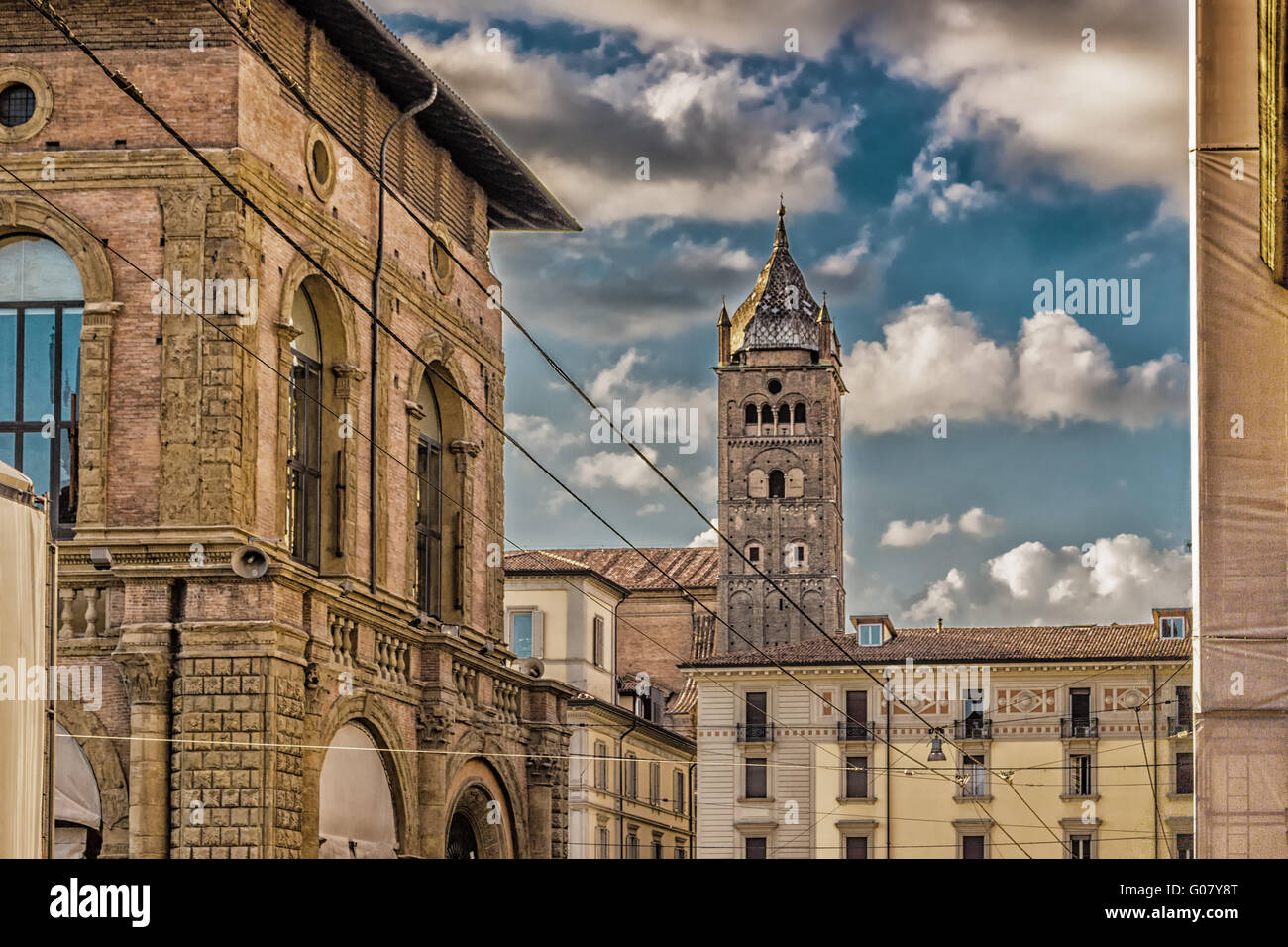 Moderno e vecchi sentimenti insieme mentre si cammina attraverso vicoli, portici e gli antichi edifici del centro storico di Bologna in Italia settentrionale Foto Stock