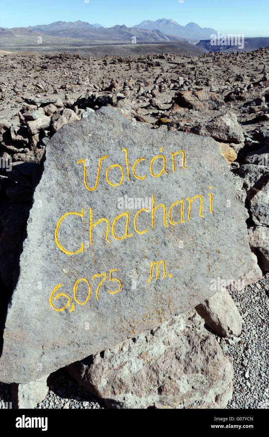 Una placca per Vulcano Chachani vulcano a Mirador de los Andes Patapampa Pass, Perù Foto Stock