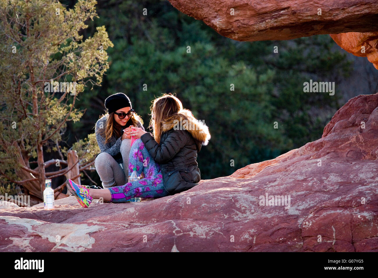 Due ragazze casual divertimento su una roccia su una montagna Foto Stock