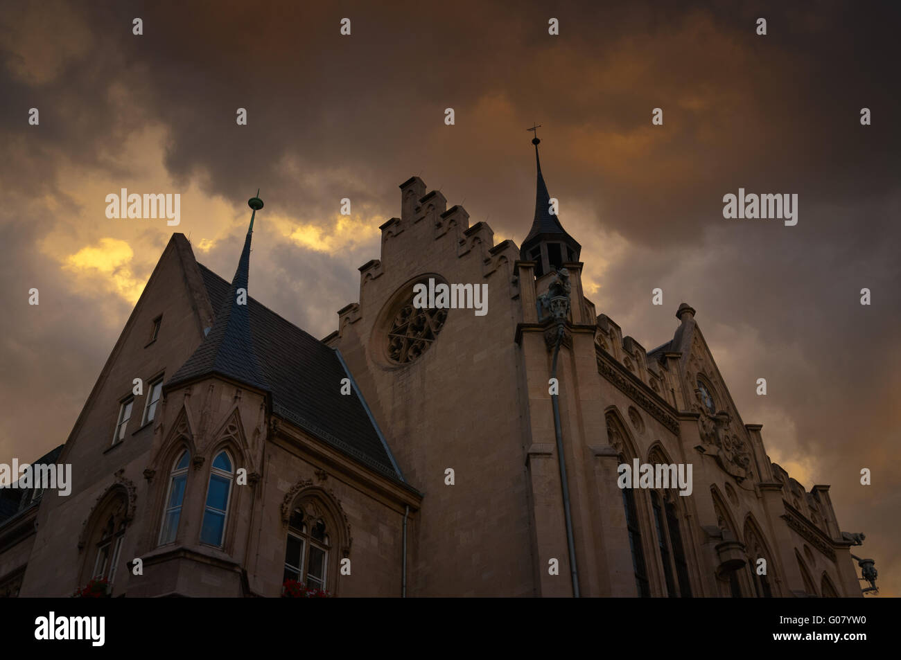 Edificio in stile gotico con nuvole scure appeso. Foto Stock