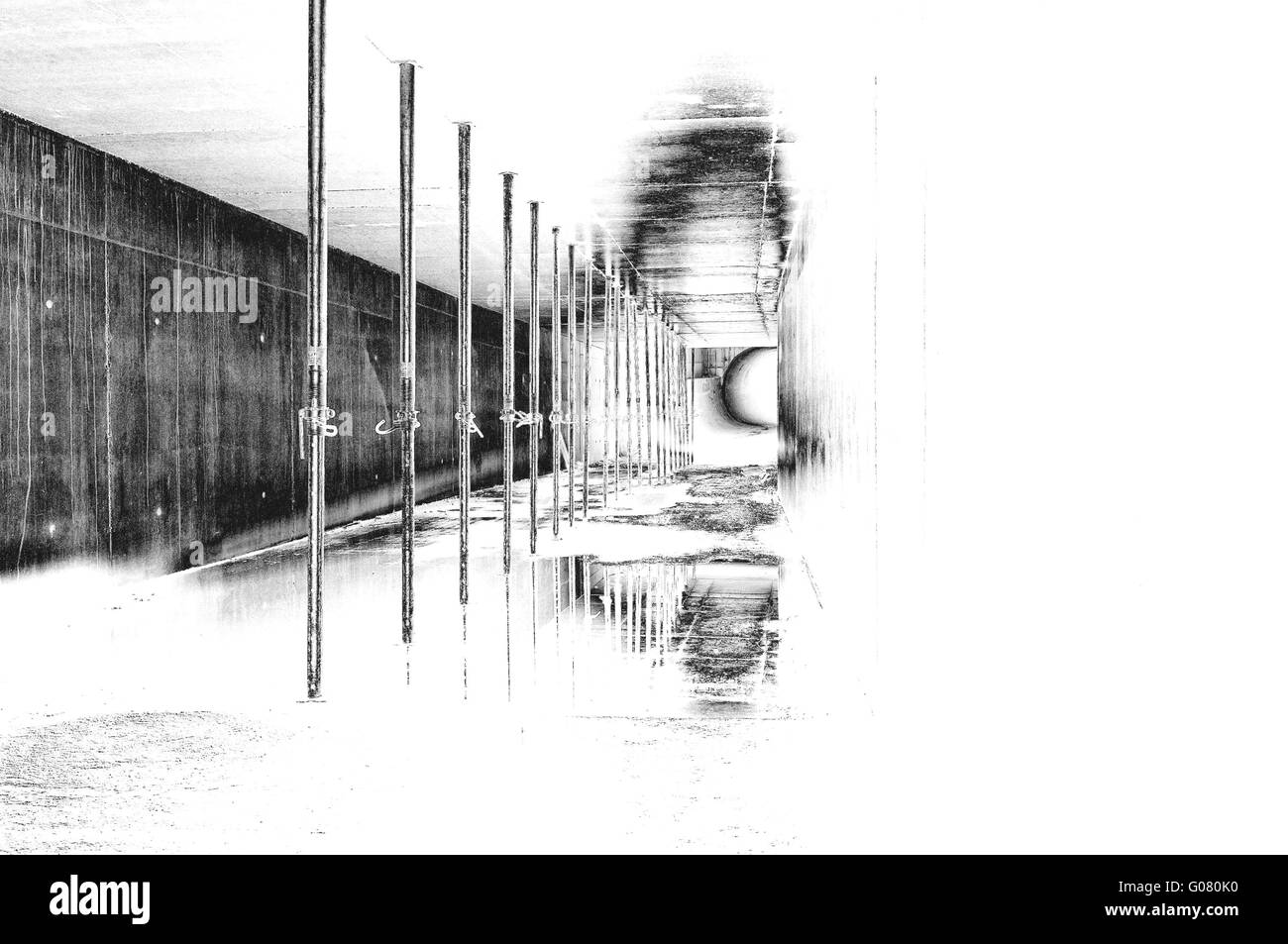 Il canale in cemento con colonne in acciaio bianco Foto Stock