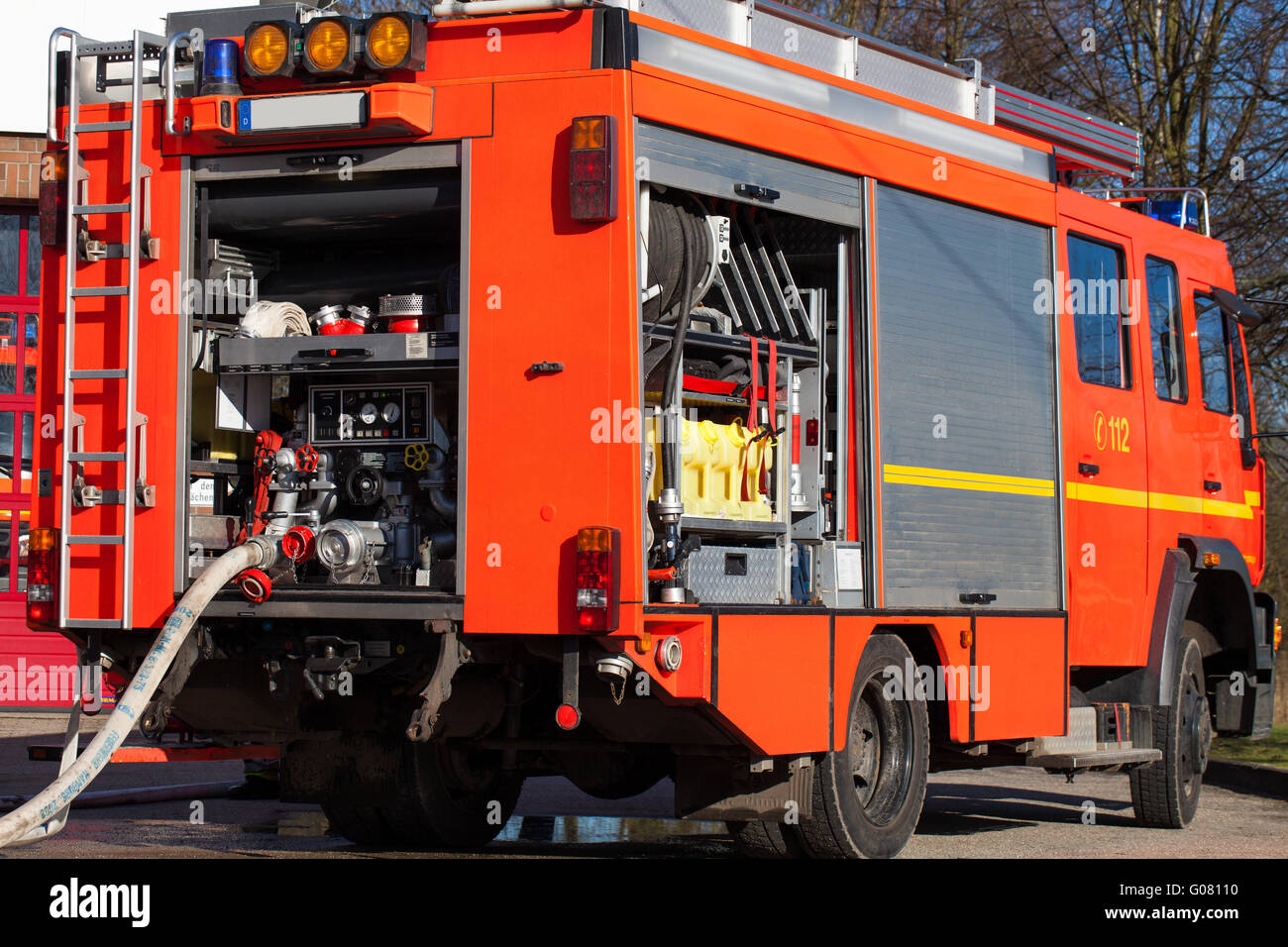 Veicolo antincendio con il tubo flessibile prima che il fuoco sta Foto Stock