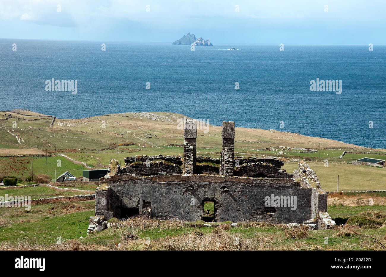 Rovinato cottage con vista del Skelligs Foto Stock