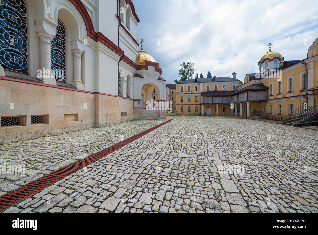 Nel cortile del monastero nuovo Athos o Atoni Akhali è una città del Gudauta raion dell' Abcasia Foto Stock