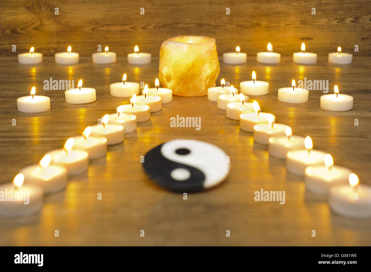 Giapponese Giardino Zen con candele e di Yin e Yang Foto Stock