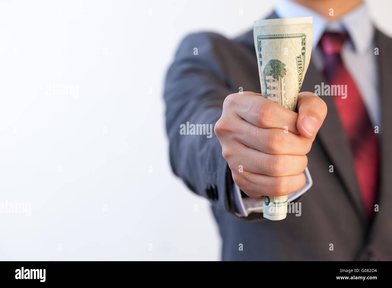 Imprenditore spremitura di banconote in bianco isolato Foto Stock