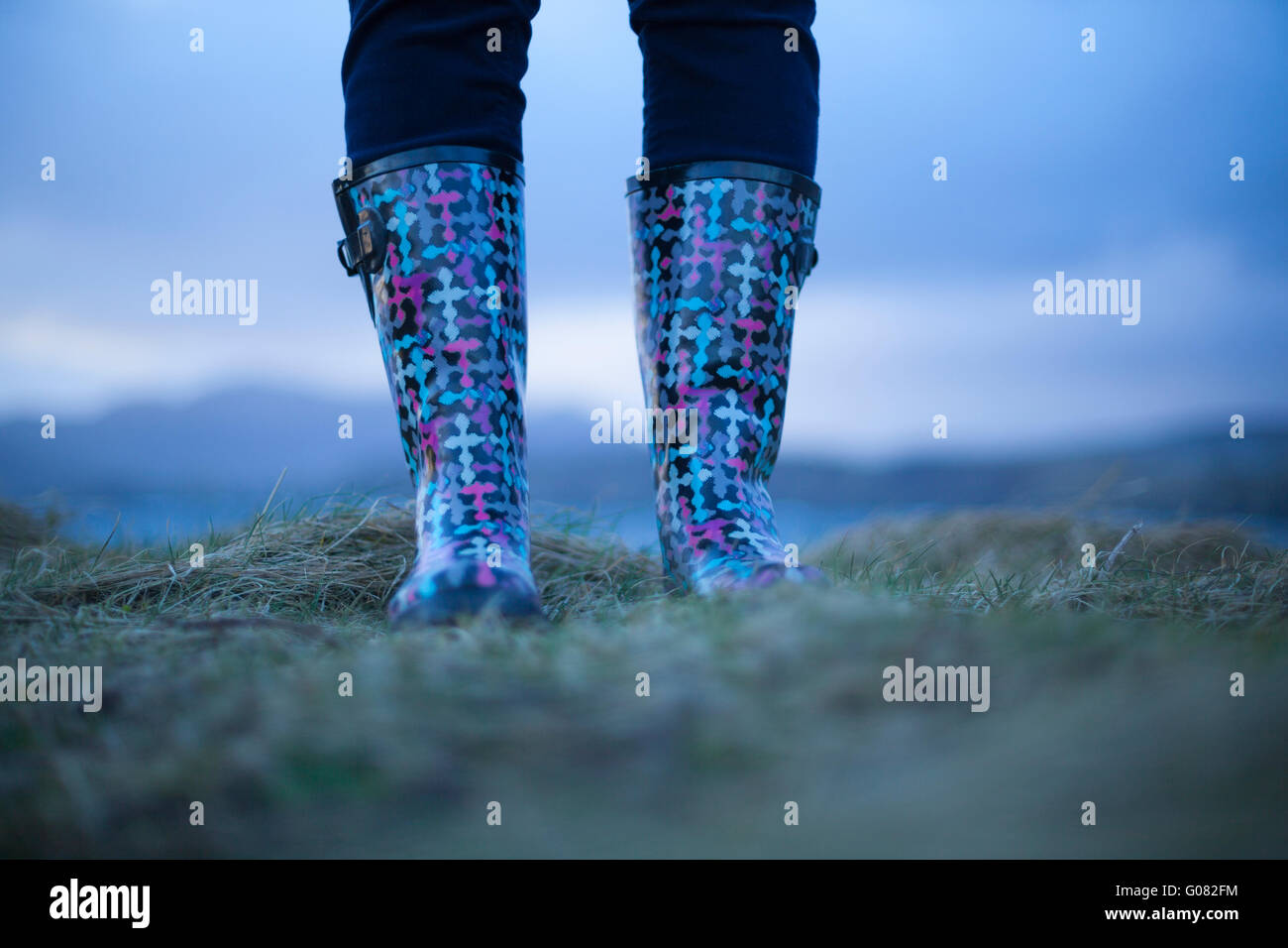 Worm vista degli occhi di una donna di gomma stivali welly all'aperto Foto Stock