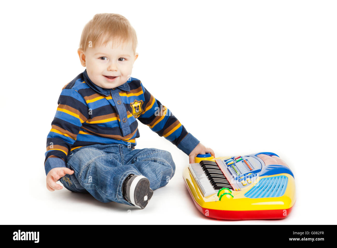 Little Boy e la tastiera su sfondo bianco. Foto Stock