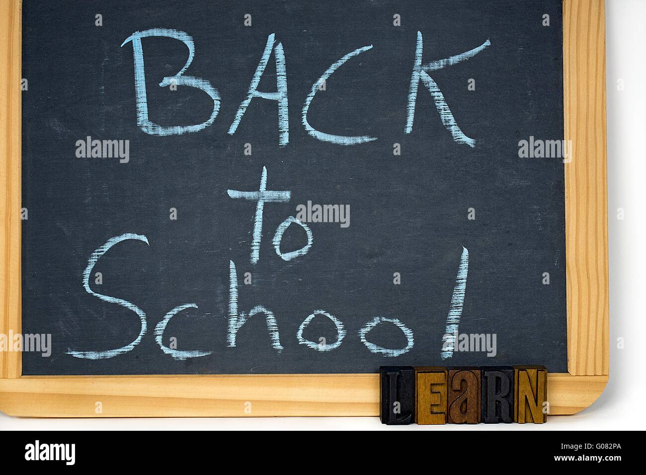 Si torna a scuola segno con la parola imparare in legno vintage tipo di stampa tipografica, Foto Stock