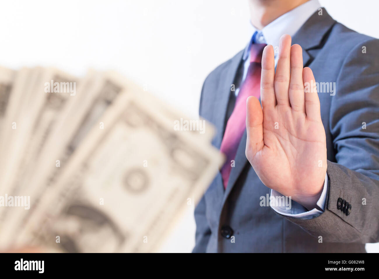 Imprenditore si rifiuta di ricevere denaro - no la corruzione attiva e passiva concetto Foto Stock