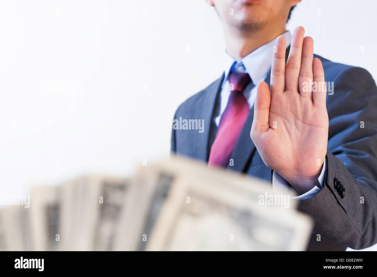Imprenditore si rifiuta di ricevere denaro - no la corruzione attiva e passiva concetto Foto Stock