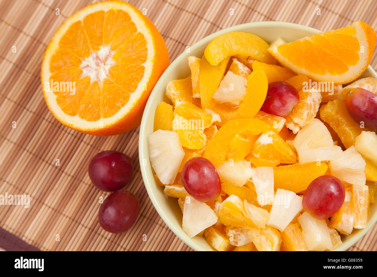 Ciotola con insalata di frutta con semi di Orange e grap Foto Stock