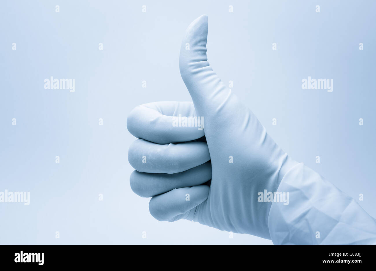 Chirurgo mano con pollice in alto dopo il successo su Foto Stock