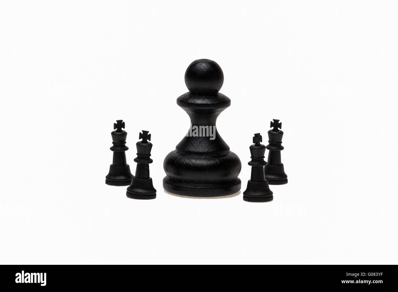 Grande nero pedina surronnded da quattro piccoli scacchi kings isolaged su sfondo bianco Foto Stock