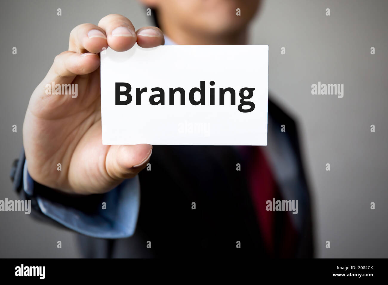 Imprenditore presentando "Branding" parola su carta bianca. Foto Stock