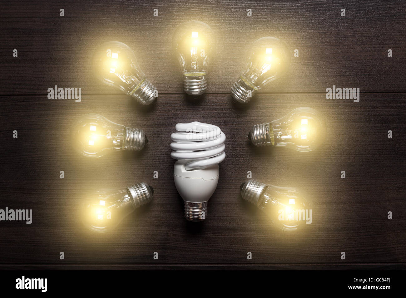 Lampada a risparmio energetico in confronto con lampade ad incandescenza c Foto Stock