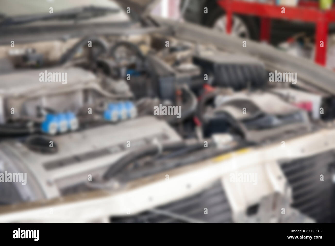 Defocalizzazione di auto a motore nel cofano Foto Stock