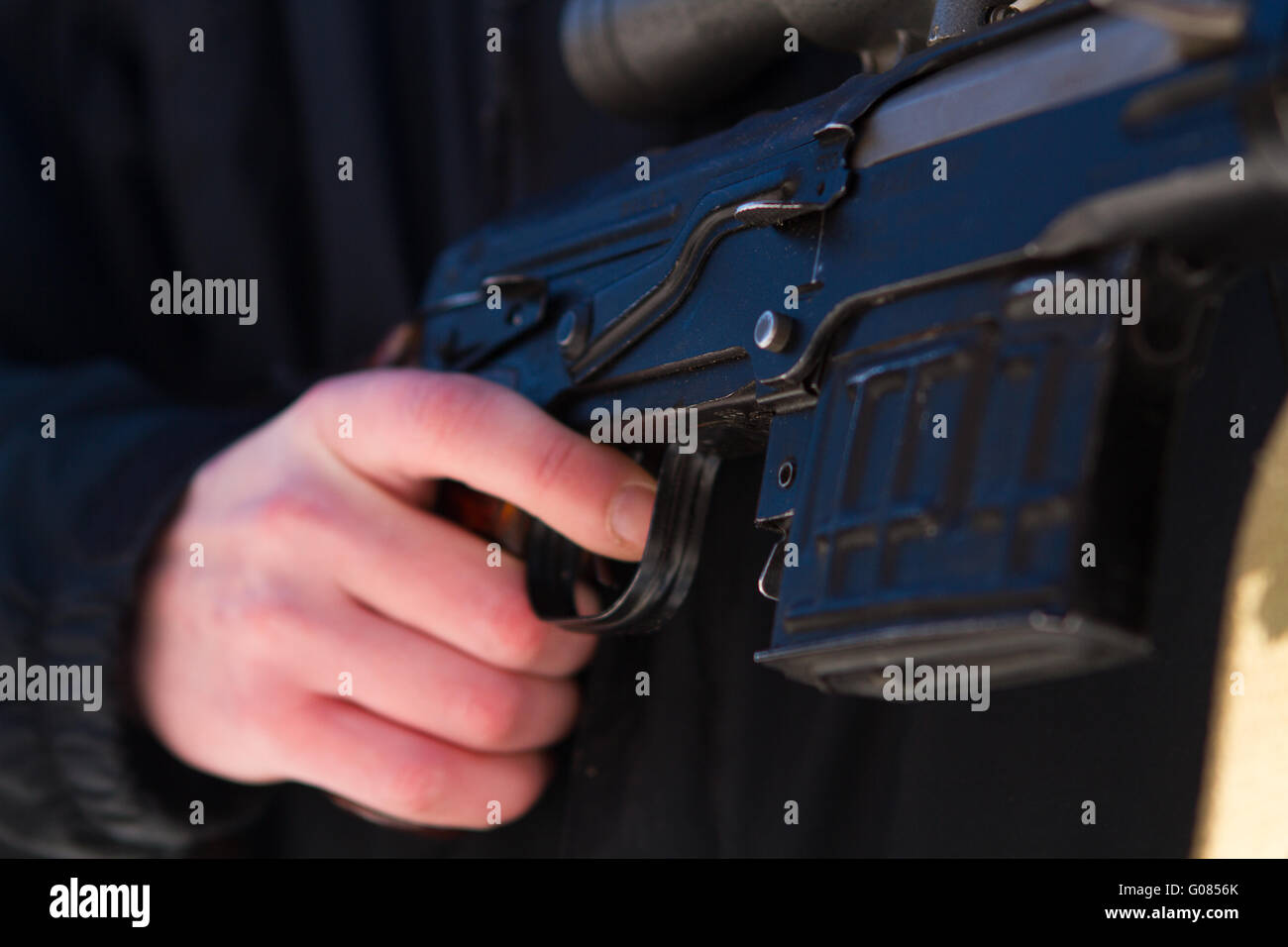 Un soldato o sniper tenendo la pistola con schermo virtuale proiezione e mirando in foresta Foto Stock