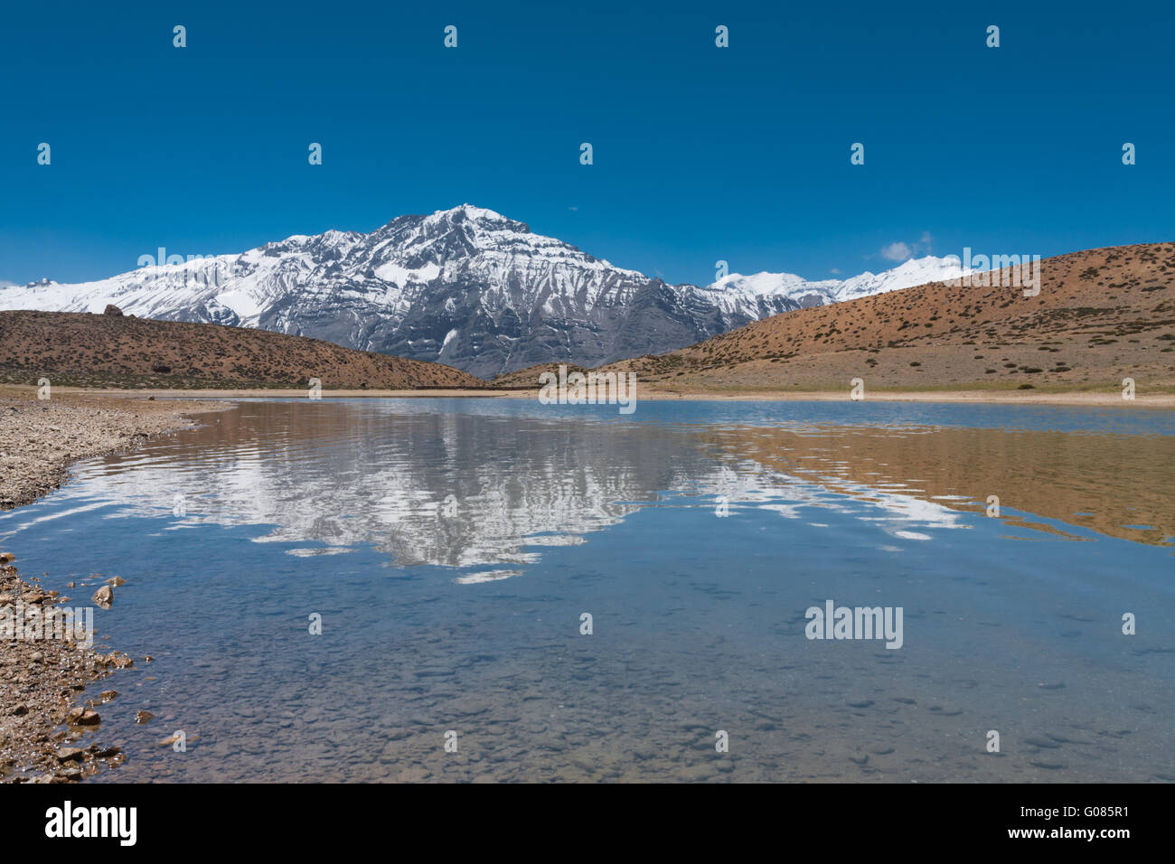 Lago alpino di cime di montagna Himalaya Dhankar Foto Stock