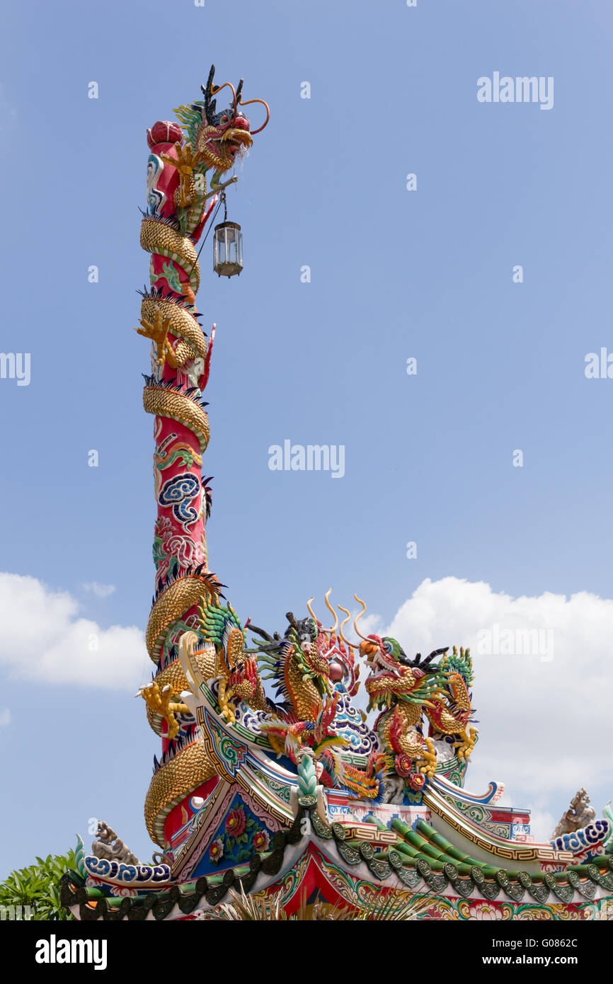 Cinese tre dragoni dorati in giornata soleggiata Foto Stock