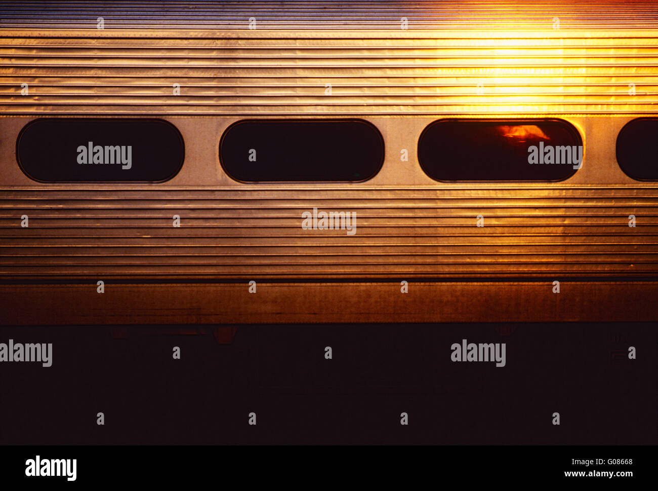 Regolazione del sole si riflette di setti commuter train auto; Lansdale; Pennsylvania; USA Foto Stock