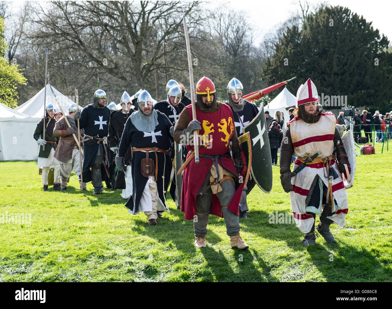 Battaglia rievocazione del medioevo. Re-enactors vestito come crociati Foto Stock