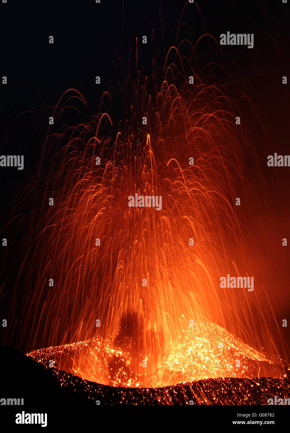 In eruzione il vulcano di Stromboli Foto Stock