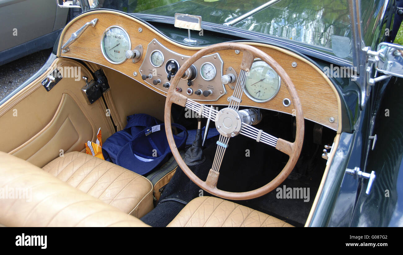 Cruscotto di un roadster inglese del tipo MG Foto Stock