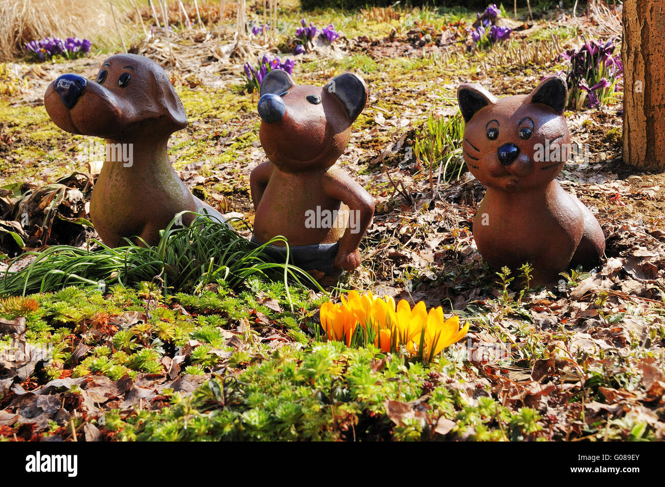 Le figure di argilla in un giardino in primavera Foto Stock
