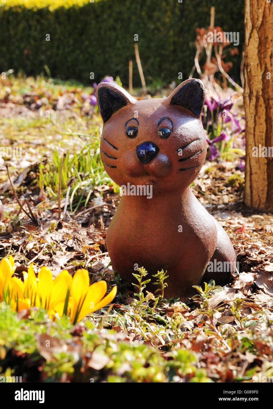 Gatto di argilla in Springtimegarden Foto Stock