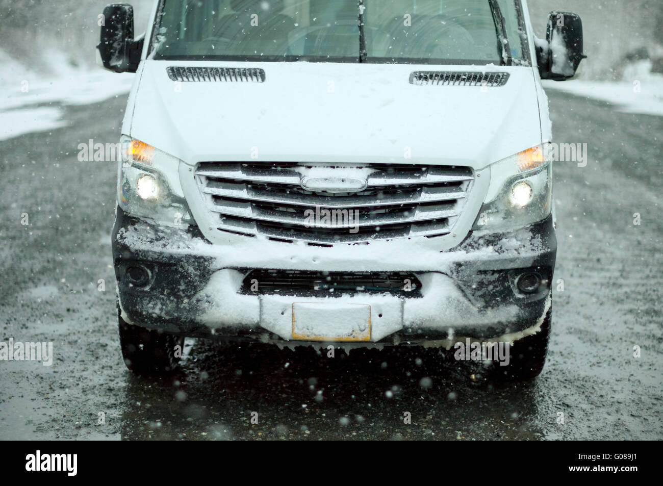Sprinter Van da Freightliner in condizioni di guida in inverno nel retro strade dell Alaska Foto Stock
