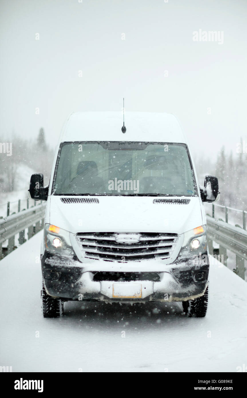 Il velocista Cargo furgone da Freightliner guida invernale in Alaska STATI UNITI D'AMERICA Foto Stock