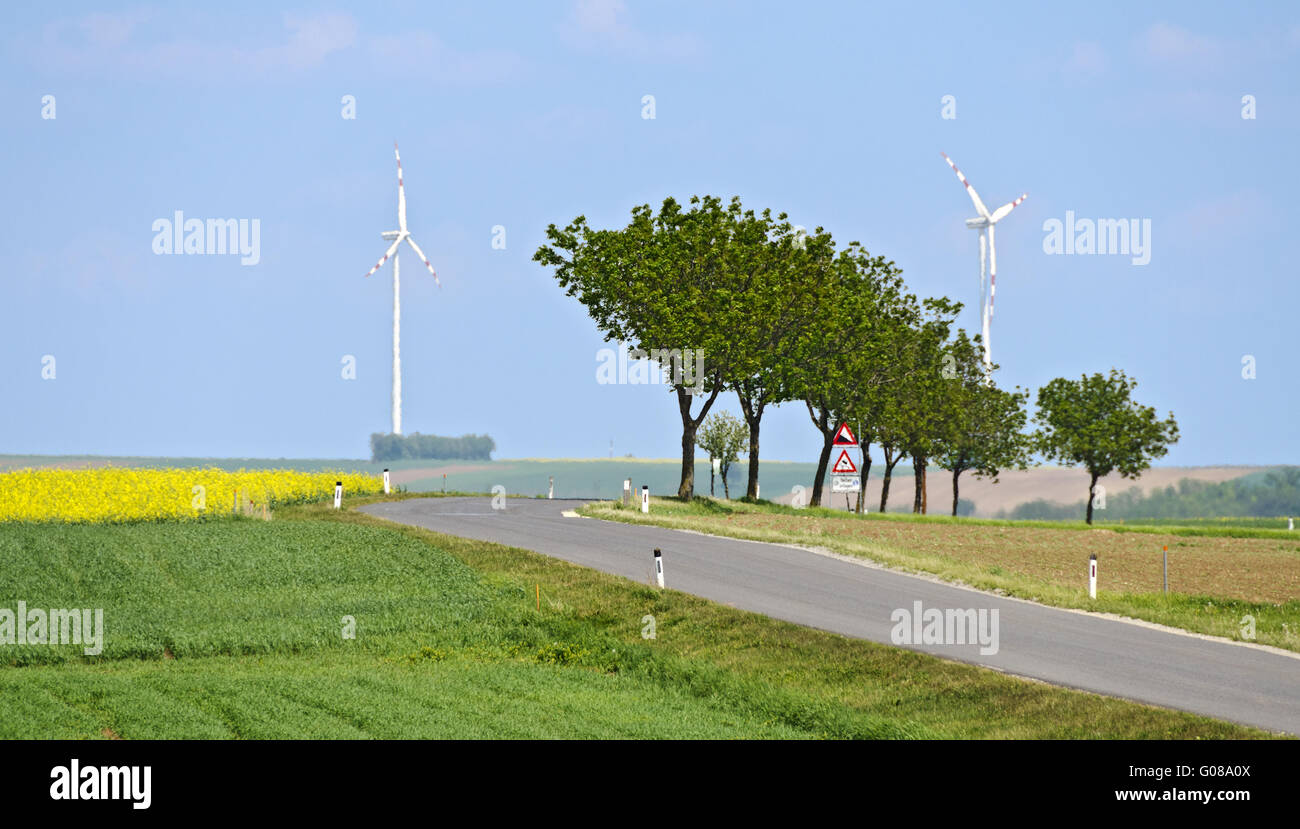 Paesaggio estivo con street e delle turbine a vento Foto Stock