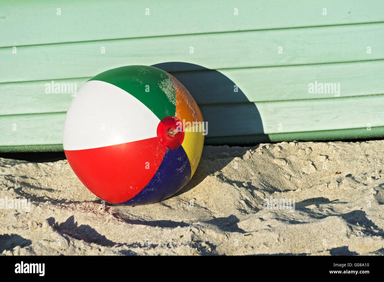 Beachball colorati nella parte anteriore di un verde scafo per imbarcazioni Foto Stock