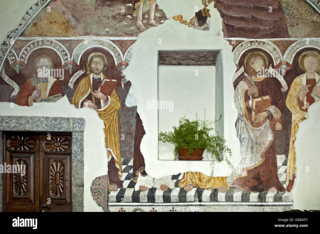 Gli affreschi con i ritratti degli Apostoli,Ronco,Switzerl Foto Stock