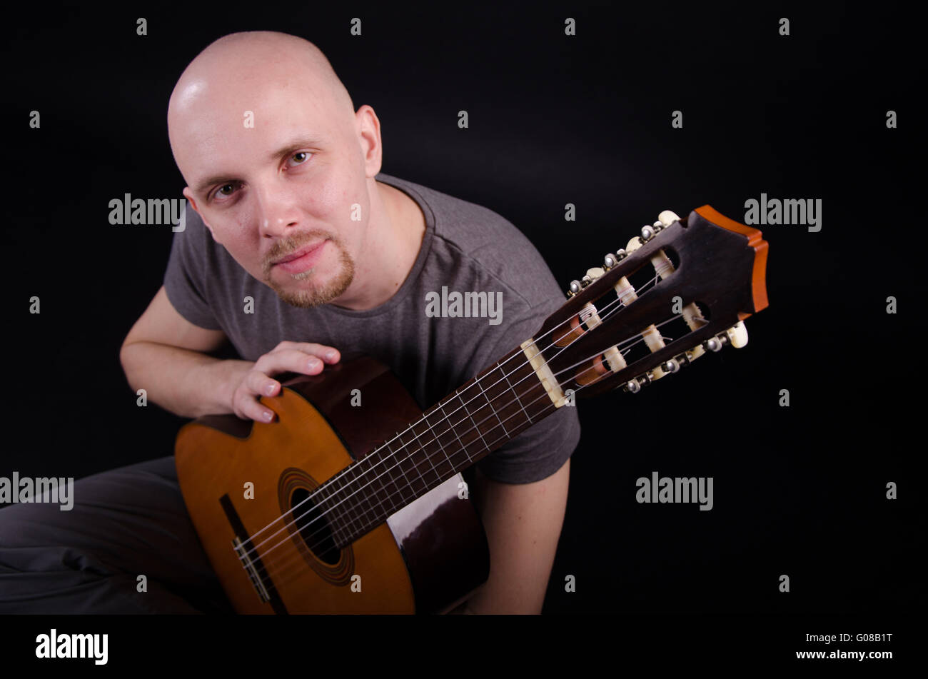 Nice Guy calvo con una chitarra Foto Stock