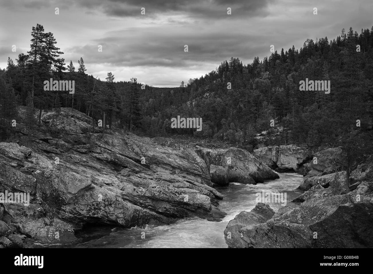 Ruscello di montagna in bianco e nero drammatico paesaggio. Foto Stock