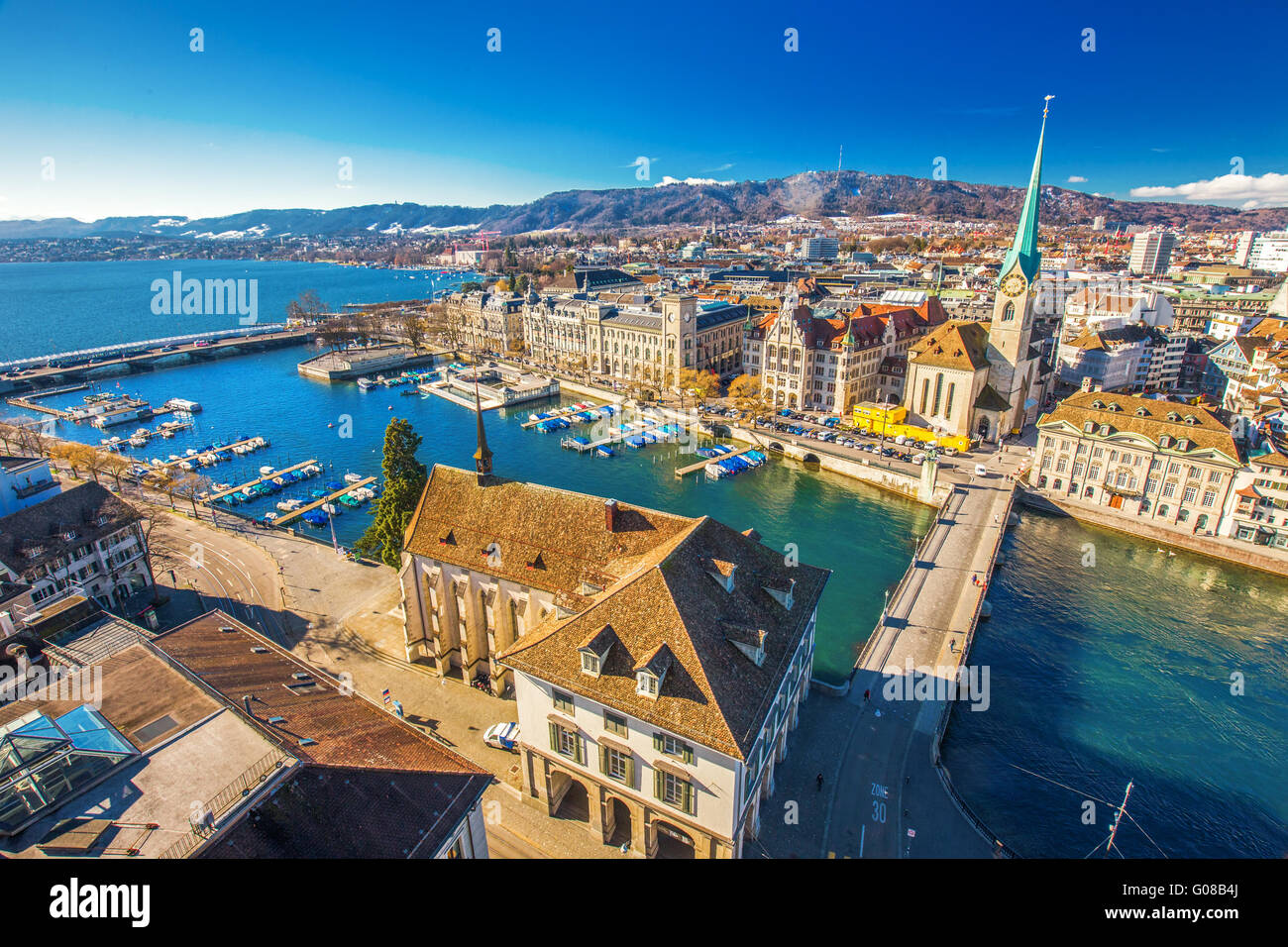 Vista del centro storico di Zurigo centro città con la famosa Chiesa di Fraumuenster, Limmat e lago di Zurigo dalla Chiesa Grossmunster, Svizzera Foto Stock