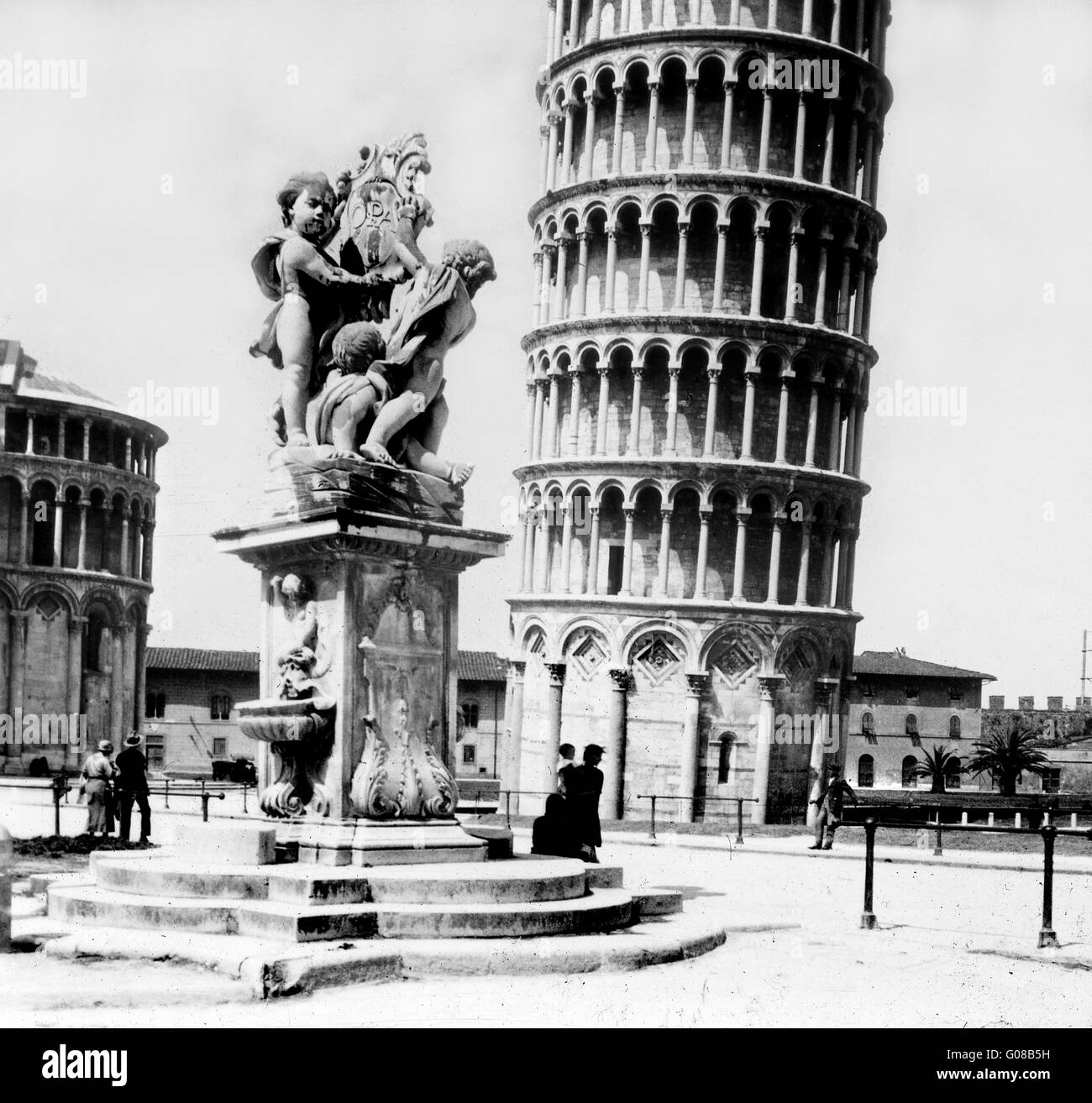 Pisa Italia 1927 Fontana barocca dei Putti con Torre Pendente in background, Piazza dei Miracoli di Pisa, Italia. Foto Stock