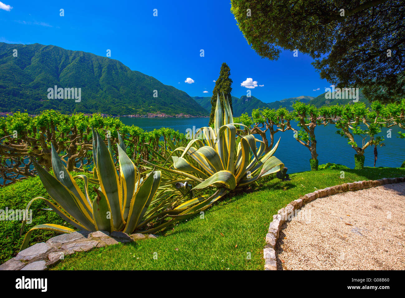 Vista del lago di Como e montagne Alpine nella regione Lombardia, Italia Foto Stock