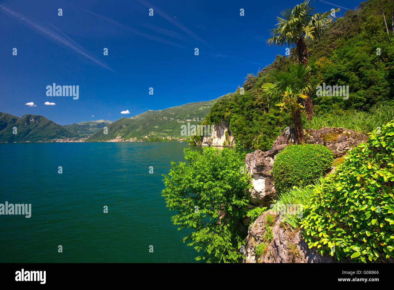 Vista del lago di Como e montagne Alpine nella regione Lombardia, Italia Foto Stock