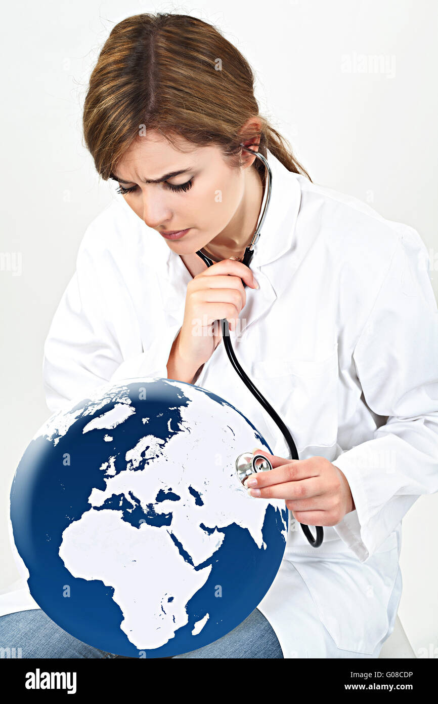 Medico donna esaminare Globo mondo con il suo stetoscopio isolato su bianco Foto Stock