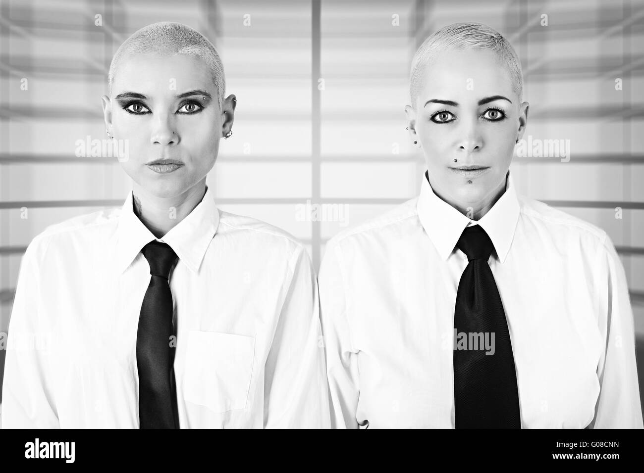 Belle donne con capelli corti indossando abiti maschili Foto Stock